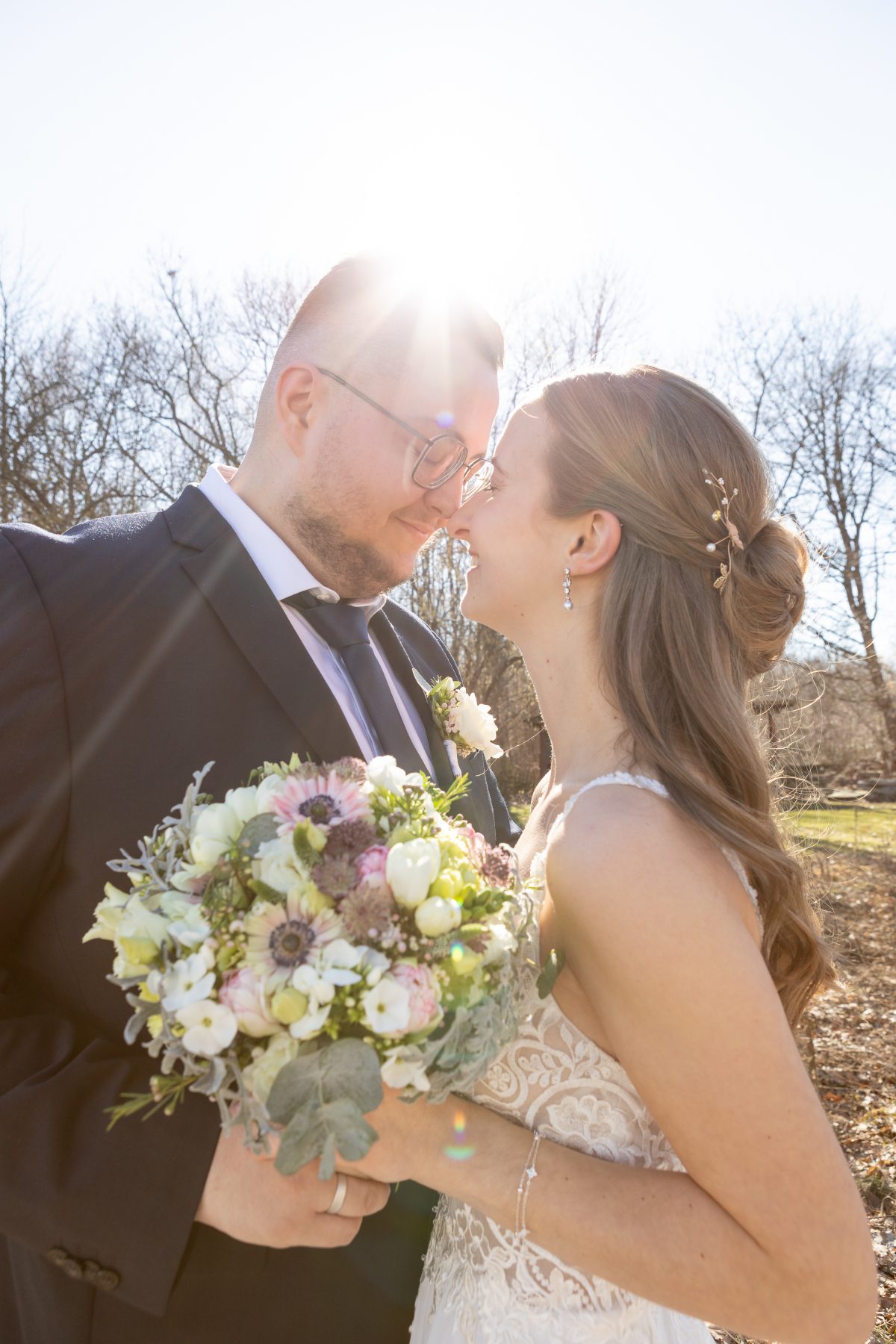 Intime Hochzeit im Standesamt Arnsdorf bei Dresden – Brautpaarshooting mit zwei Hunden