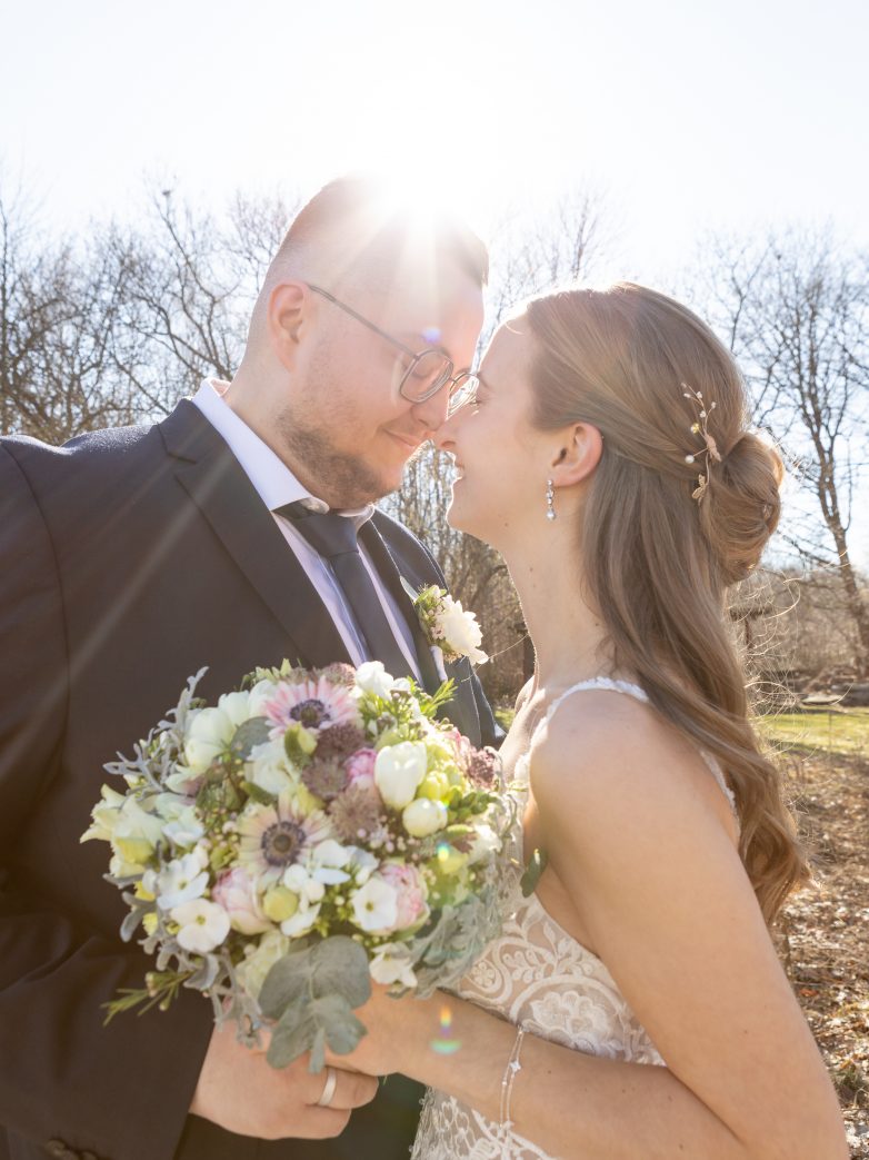 Intime Hochzeit im Standesamt Arnsdorf bei Dresden – Brautpaarshooting mit zwei Hunden